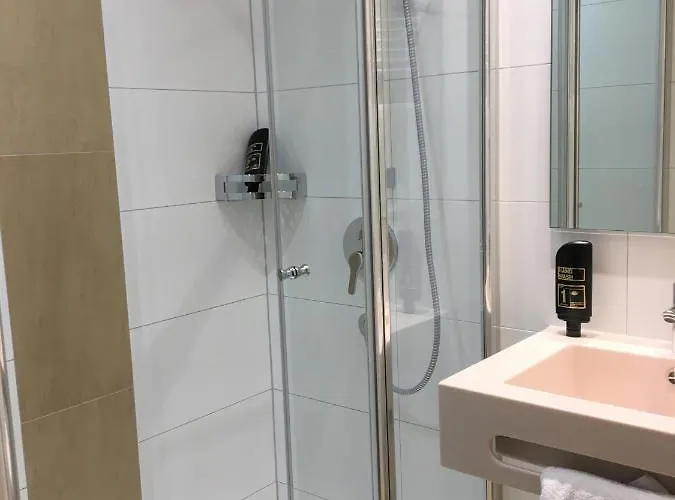 Engel מלון אולם